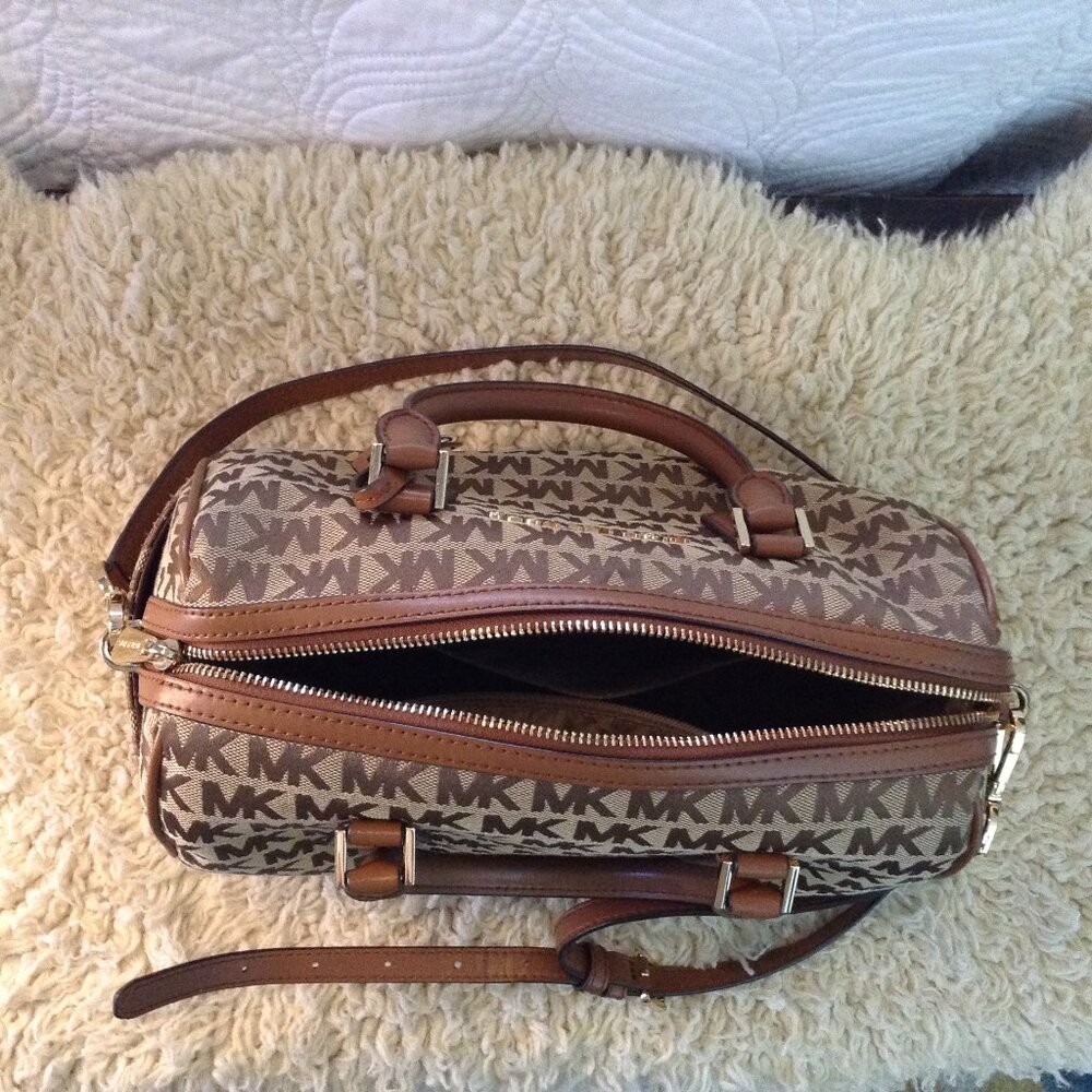 Michael Kors Doctor Bag, Canvas/Logo Satchel removeable shoulder strap; Classic - Picture 5 of 8